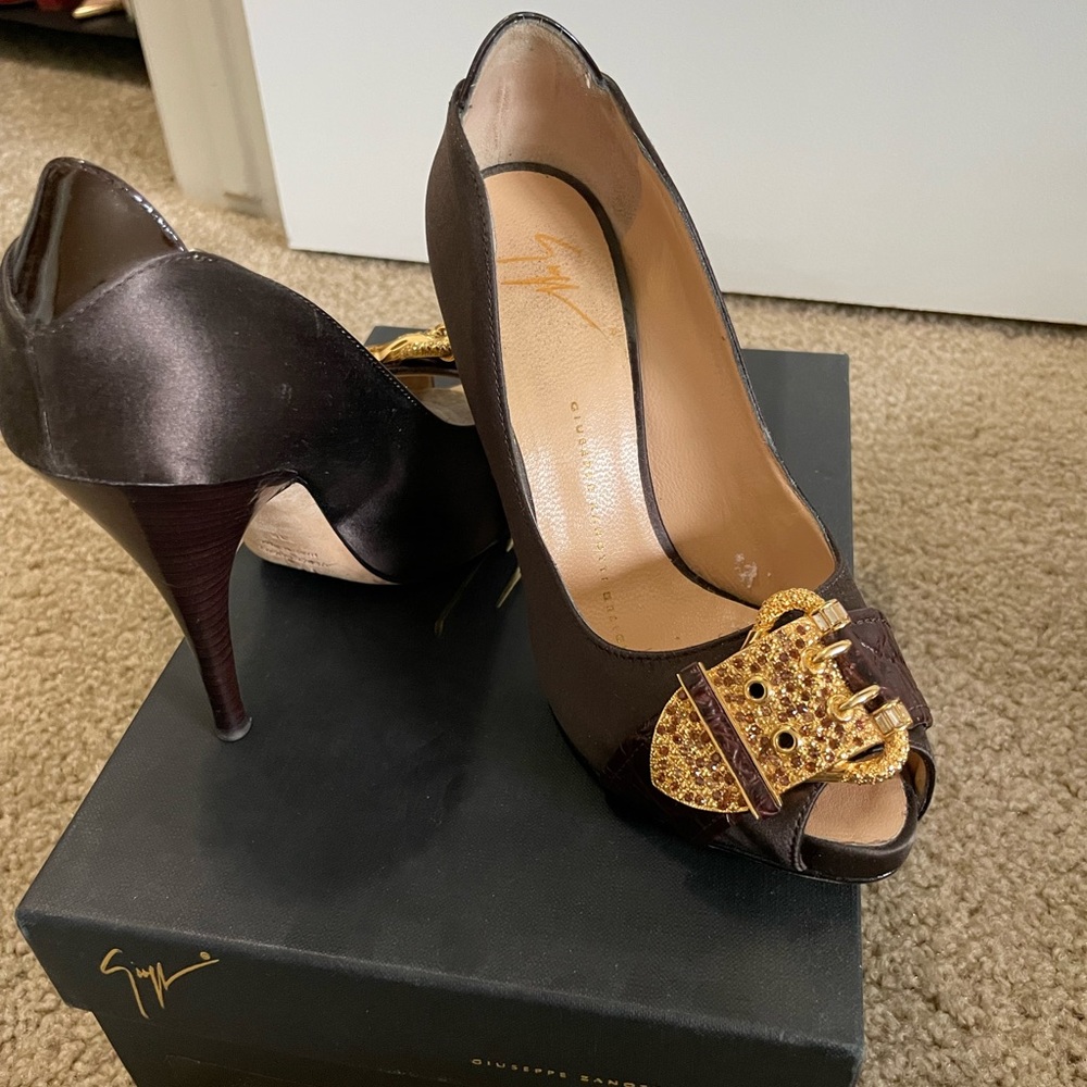 Giuseppe Zanotti size 35/5. Brown open toe peep heels